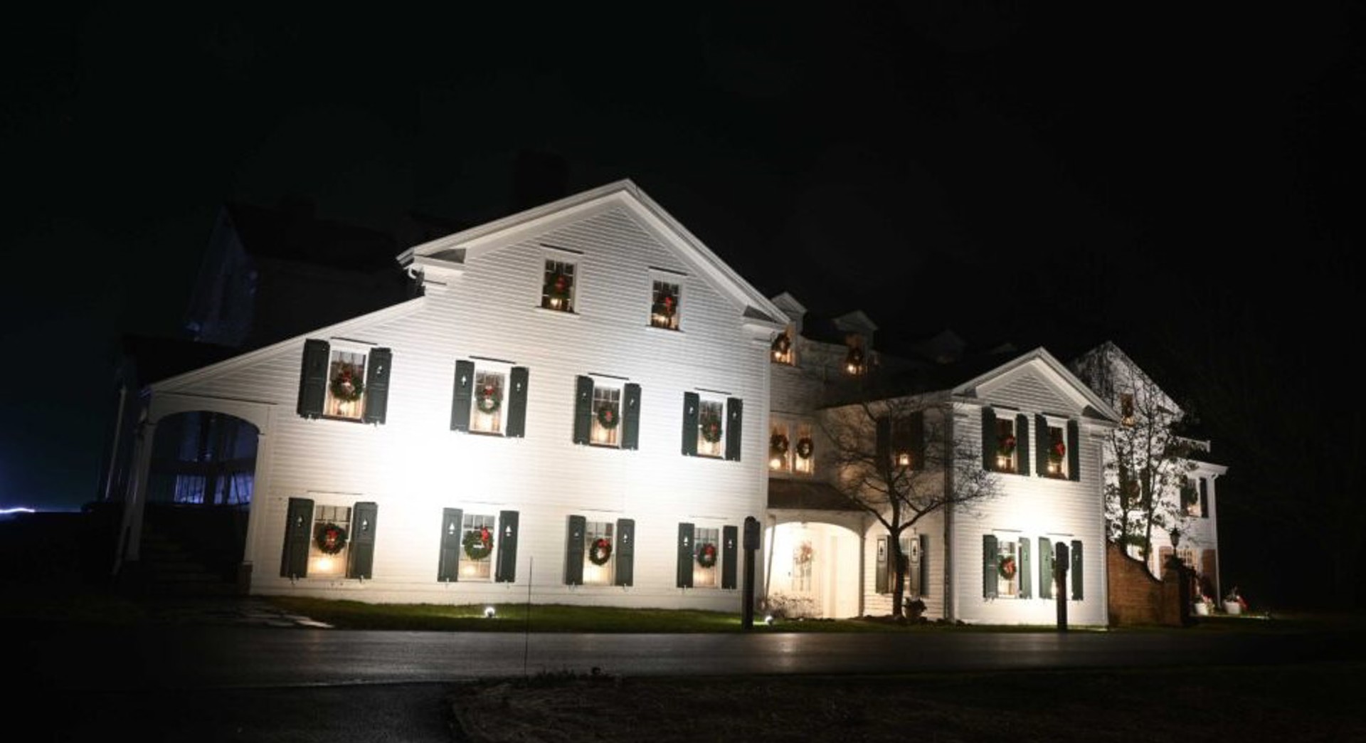 Quail Hollow Park Manor House With Candle Lights 1140X520